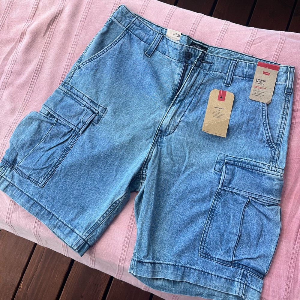 Levi’s lightweight denim cargo shorts size 34 NWT